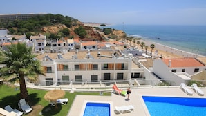 A resort with a swimming pool, lounge chairs, and a view of the beach and ocean. - Ideal location, 20 m from the beach, in central Algarve, Albufeira (Albufeira)