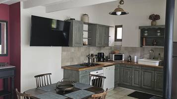 Kylskåp, mikrovågsugn, ugn och spishäll