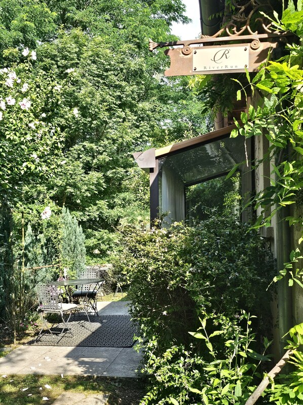 Outdoor dining - Au Bord de la Rivière, Charming gîte with private (Saint Geniez D'olt Et D'aubrac)