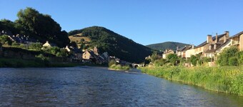 Charmig stuga inbäddat i en grön dal längs floden - Aveyron