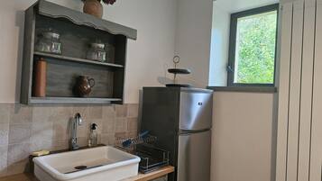 Cafetera o tetera, frigorífico, microondas y horno