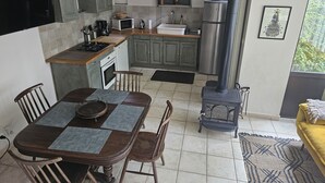 Una cocina moderna con comedor, que incluye estufa, microondas y refrigerador.