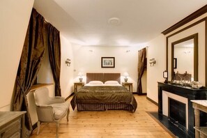 8 Schlafzimmer, Zimmersafe, Schreibtisch, Bügeleisen/Bügelbrett