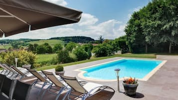 Een buitenzwembad en een verwarmd zwembad