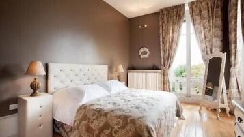 8 slaapkamers, een kluis op de kamer, een bureau