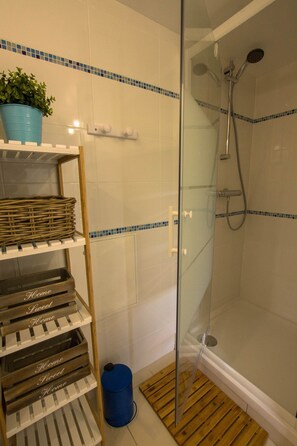 Dusj, hårføner, håndklær og toalettpapir