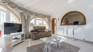 Een smart-tv, een open haard en een stereo