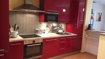 Geladeira, micro-ondas, fogão, cooktop