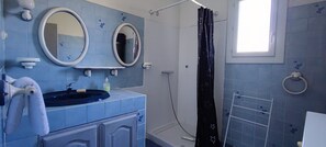 Een douche, een haardroger, handdoeken, toiletpapier