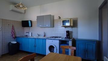 Réfrigérateur, micro-ondes, plaque de cuisson, cafetiÚre/bouilloire