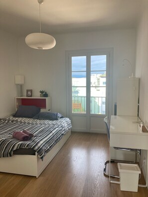 2 多间卧室、办公桌、熨斗/熨衣板、旅行婴儿床