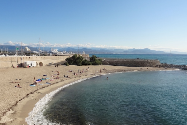 En la playa, sillas reclinables de playa, toallas de playa