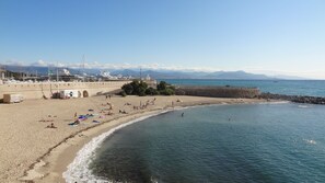 På stranden, solsenger og strandhåndklær
