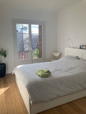 2 soverom, skrivebord, strykejern/-brett og reiseseng for barn