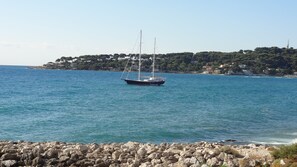 Sur la plage, chaise longue, serviettes de plage