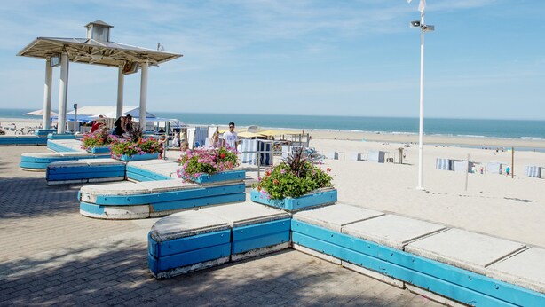 A beachside promenade with a gazebo, seating areas, and a flagpole. - air-conditioned CHALET DE CHARME (Soulac-Sur-Mer)