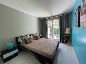 4 bedrooms, in-room safe, desk, iron/ironing board