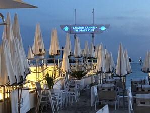 تناول الطعام بالخارج