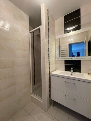 Baignoire, séchoir à cheveux, serviettes fournies, papier de toilette