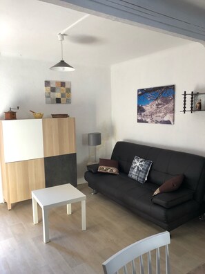 Fernseher, Bücher, Stereoanlage