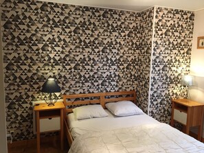 4 habitaciones, tabla de planchar con plancha y cuna de viaje 