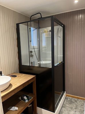 Dusche, Haartrockner, Seife, Toilettenpapier
