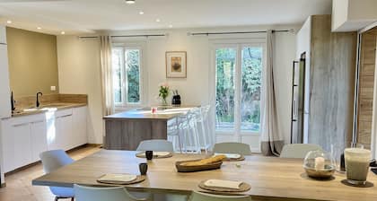 Comfortable house with swimming pool and private tennis court in the heart of the green provence