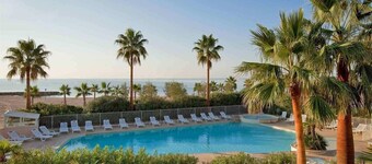 Seafront apartment with swimming pool and private parking