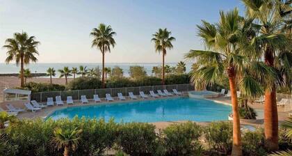 Seafront apartment with swimming pool and private parking