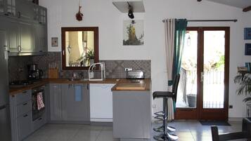 Réfrigérateur, micro-ondes, four, plaque de cuisson
