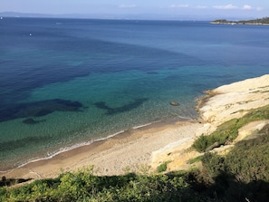 A coastal landscape with clear waters, a sandy beach, and rocky cliffs. - 40m2 duplex, sleeps 4 in the heart of the village on the island of Porquerolles (Hyères)