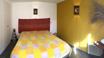 2 chambres, fer et planche Ă repasser, lit parapluie, draps fournis