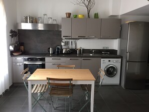 Jääkaappi, uuni, liesi, astianpesukone