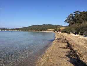 Una playa cerca