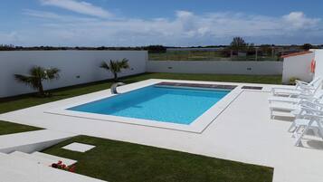 Una piscina al aire libre, una piscina climatizada