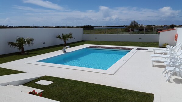 Alberca al aire libre y alberca climatizada