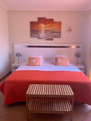 5 chambres, coffres-forts dans les chambres, fer et planche à repasser