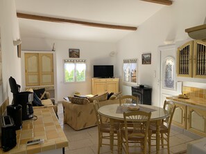 TV, books - IDYLLIC MAS PROVENCAL ANY COMFORT WITH POOL AND PRIVATE TERRACE (Les Adrets-de-l'Estérel)