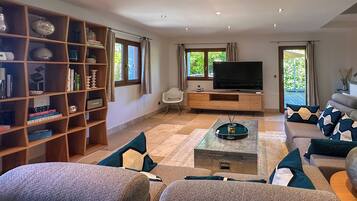 TV connectée, livres, chaßne hi-fi