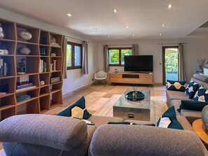 Una Smart TV, libros, un reproductor estéreo