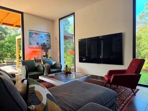 Smart-TV, Tischtennisplatte, Bücher, Stereoanlage