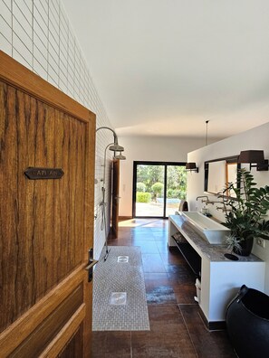 Interior - Architect-designed villa Jacuzzi pool - Pinarello near Porto-Vecchio and beaches. (Zonza)