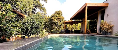 Alberca al aire libre y alberca climatizada