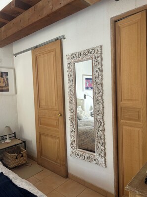 2 bedrooms, iron/ironing board, travel cot, free WiFi - Charming old village house, very quiet, wooded garden, sleeps 4. (Paradou)