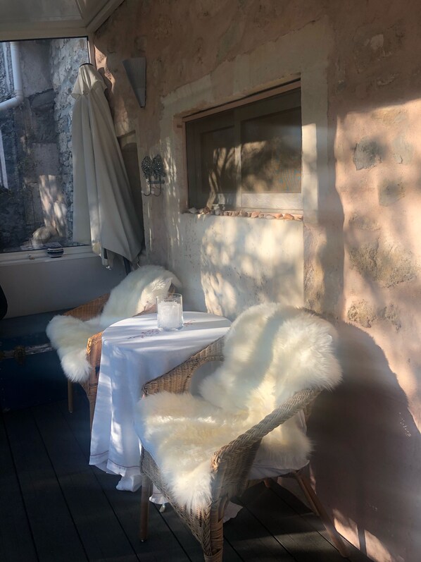 Outdoor dining - Charming old village house, very quiet, wooded garden, sleeps 4. (Paradou)