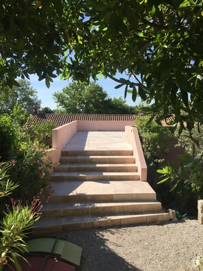 Property grounds - Charming old village house, very quiet, wooded garden, sleeps 4. (Paradou)