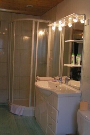 Dusche, Haartrockner, Handtücher, Toilettenpapier