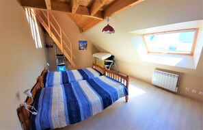 3 chambres, coffres-forts dans les chambres, fer et planche à repasser