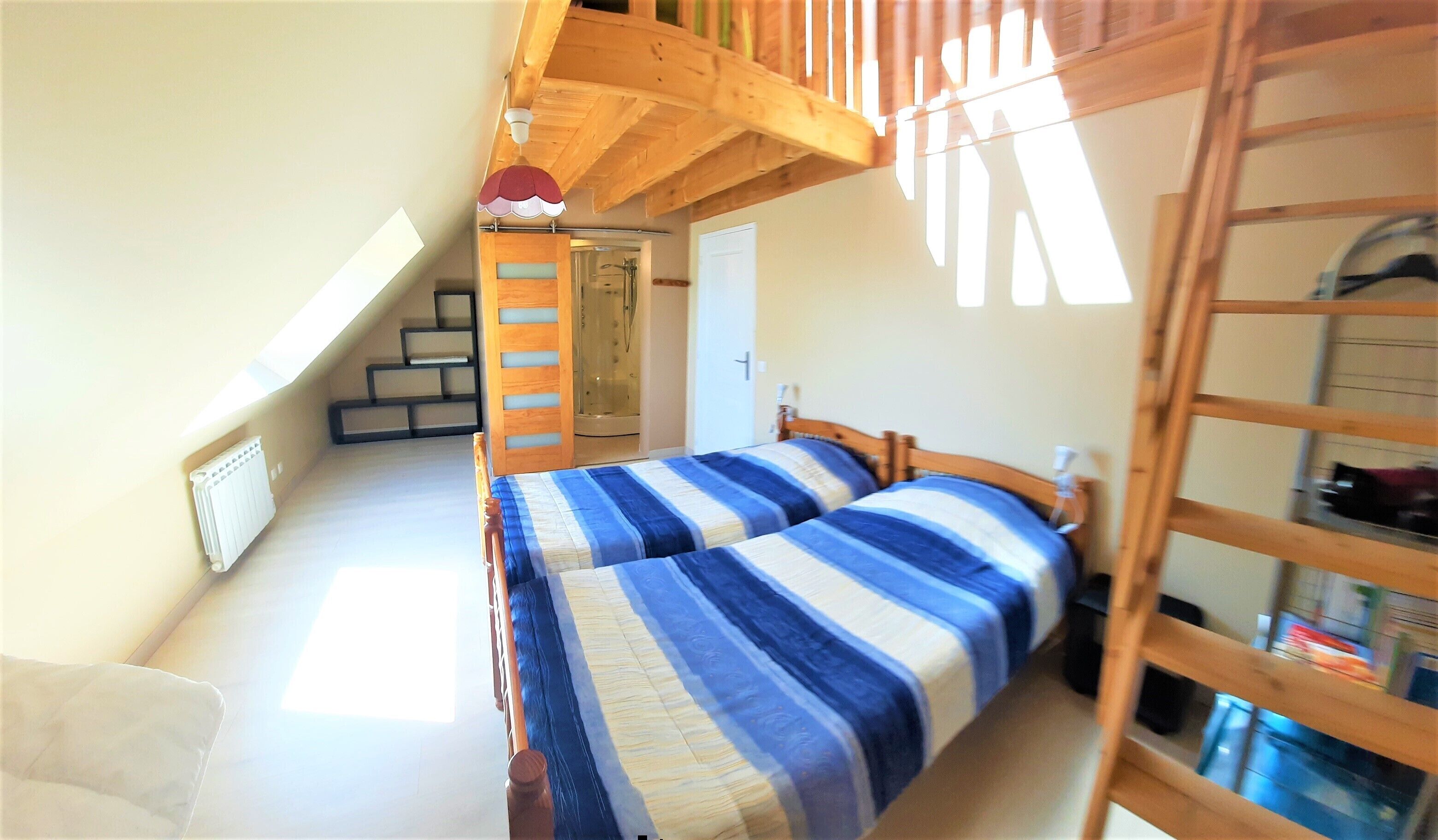 3 chambres, coffres-forts dans les chambres, fer et planche à repasser