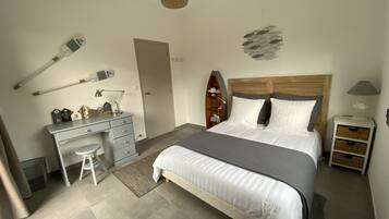 2 chambres, bureau, fer et planche à repasser, lit parapluie